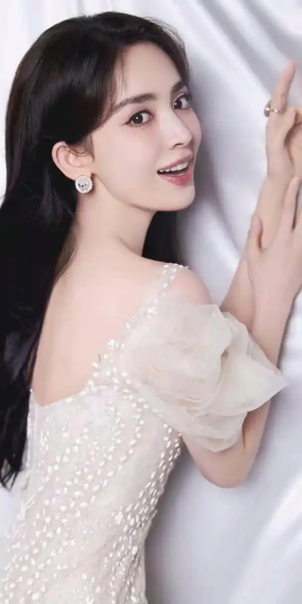 古力娜扎# 一袭纯白缀花连衣裙,甜美清纯的容颜,窈窕曼妙的身材,前凸