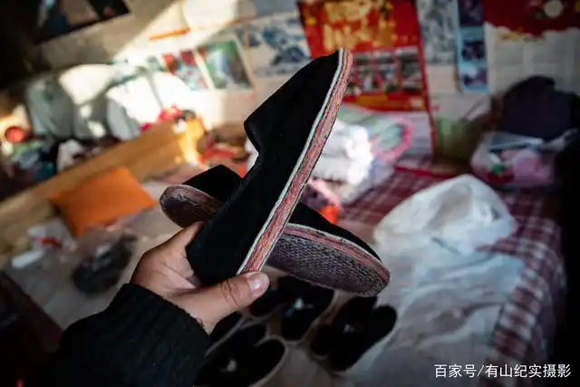 晋南农村大姐给儿子纳千层底的老布鞋,说穿着能治病,看啥情况