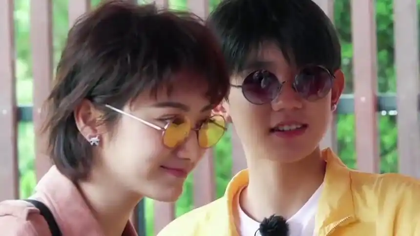 赵今麦晒对镜自拍live图,两坨呆毛十分倔强!