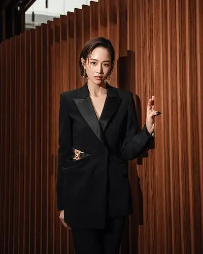 张钧甯腰间镂空设计西装 酷飒满分展现时尚魅力