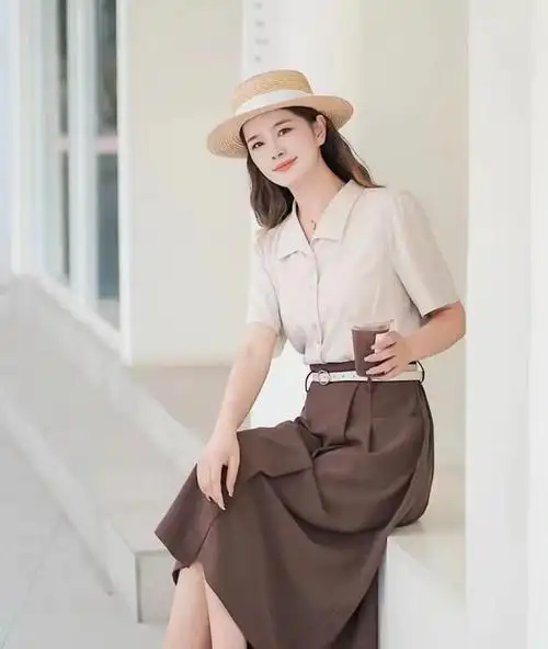 咖啡色裙子配什么颜色上衣好看咖啡色裙子搭配效果图