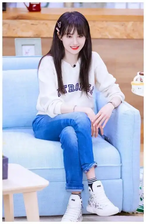 郑爽的腿也太绝了西装搭配超短裤腿部纤细又修长