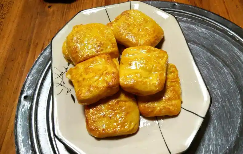 油炸豆腐——在白豆腐的基础上将每块豆腐放到滚烫的油锅里炸即成.
