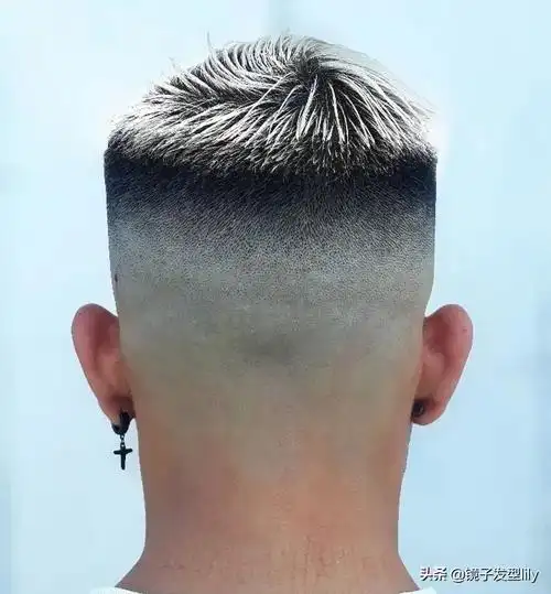 周边光发型可以说是一直深受广大男士的喜爱,就是把周边头发直接推成