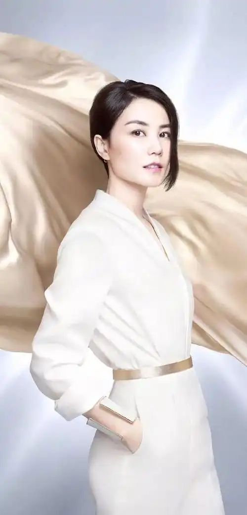 王菲素雅打扮拍宣传片但脱俗的气质依然充分显示了出来