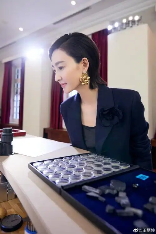 王丽坤##星河传奇 原石密语#,原石上的星辰大海,是大自然的鬼斧神功