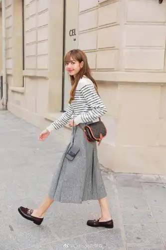 lisa在巴黎看秀之后的街拍,也是全身celine|街拍|全身|气质_新浪新闻