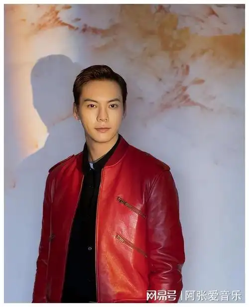 陈伟霆换了新发型,留背头的他突然发现不帅了,颜值下降