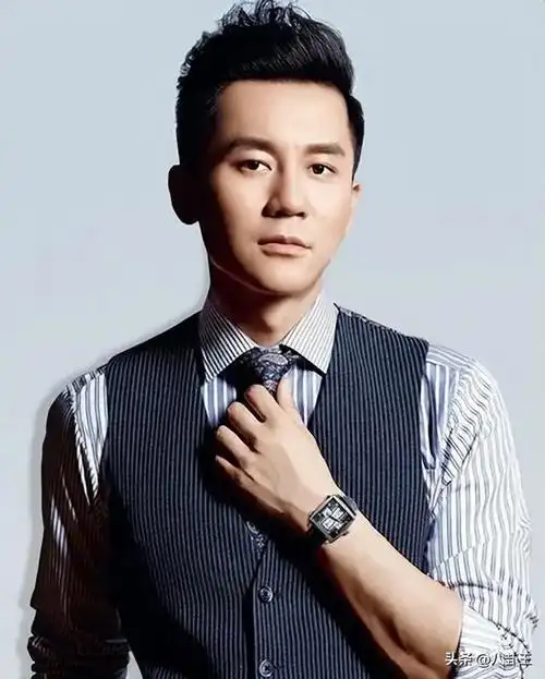 曝42岁李晨上海遛娃推简易婴儿车太低调女儿五官清秀超像爸