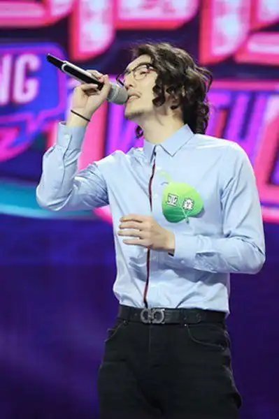 展开全部 《我想和你唱》成素人挖掘机 新疆"金城武"亚森一夜走红