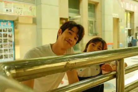 沈月刘以豪夏日胶片感写真充满甜蜜气息