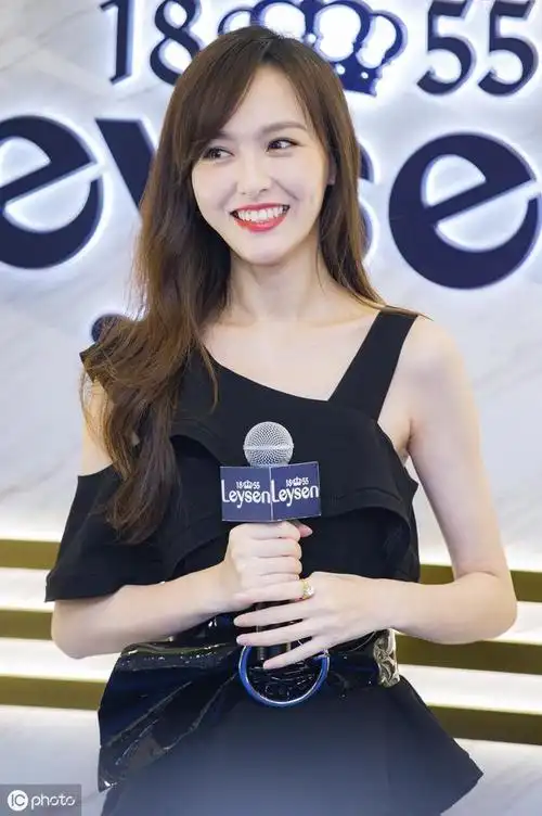 唐嫣笑起来很迷人