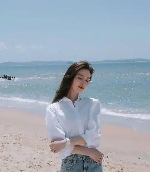 刘诗诗白衬衫造型太少女,简单搭配有气质,看着像孩子妈吗?