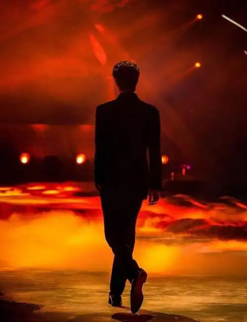 的王一博在灯光的渲染下尽显氛围感,尤其是他独自一人大步前行的背影