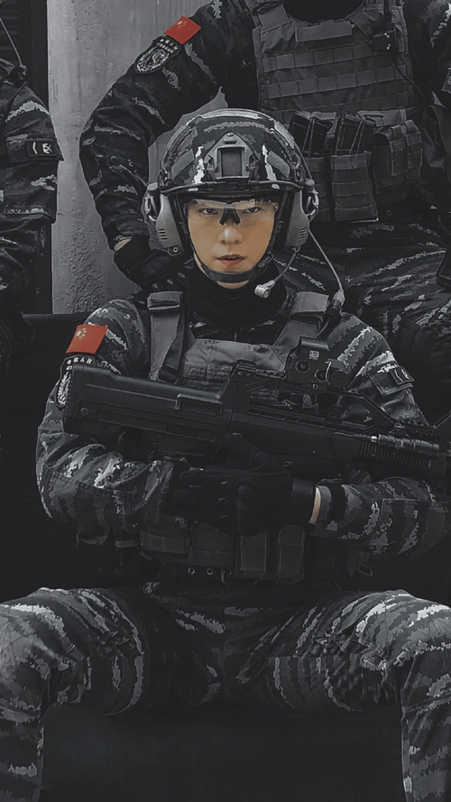 特战荣耀定档杨洋军装照帅气十足网友把军装焊在身上吧