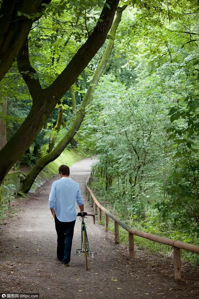 在泥泞的小路上行走的人