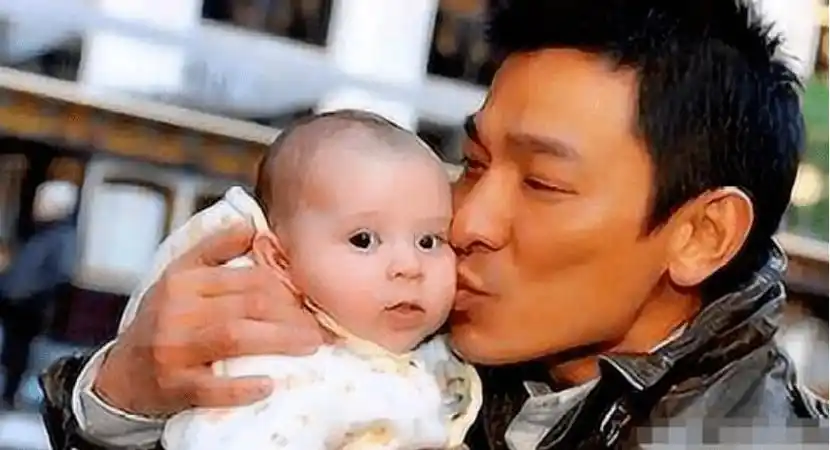 刘德华怎么也想不到,当年随口亲的婴儿,居然差点把他踢下神坛_谢霆锋