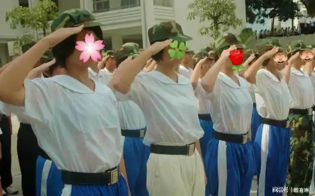 一高校军训服是白色,又薄又透,女生尴尬到崩溃,过分了|校服|上衣|身材