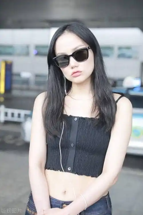 黄龄现身长沙机场,前往录制《时光音乐会》_湖南