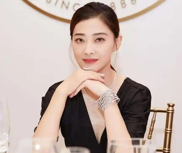 45岁梅婷放飞自我,穿黑色连衣裙配条红色丝巾,像极了广场舞大妈_时尚