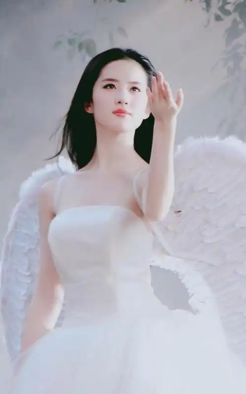 刘亦菲,在阿布扎比f1大奖赛的法拉利p房中,与他人进行了一场惊艳全球