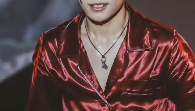 易烊千玺绝对领域之锁骨  翻相册突然看到嘿嘿嘿嘿嘿嘿@tfboys-易烊