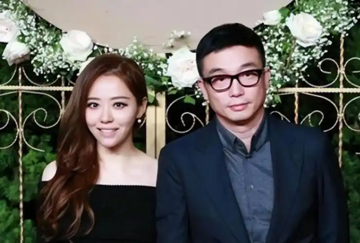 回顾张靓颖:与冯轲相爱15年,被骗走6亿身家离婚后两人天差地别