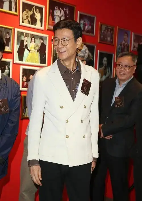 老来瘦身高缩很多,一旁郑少秋越老越帅|谢贤|胡枫|站台_新浪新闻