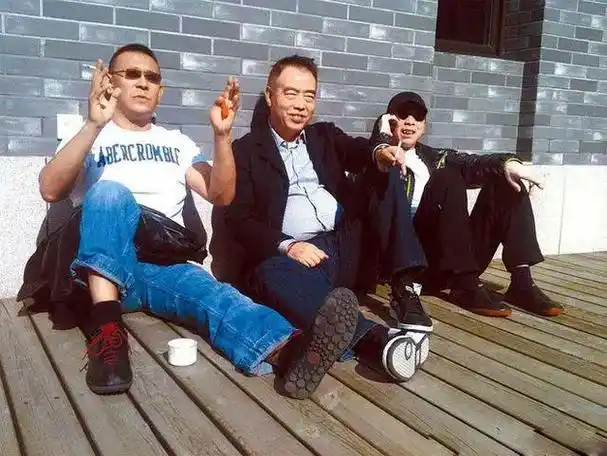 姜文周韵一家最新同框照俩儿子罕露正面身高惊人长相都随爸