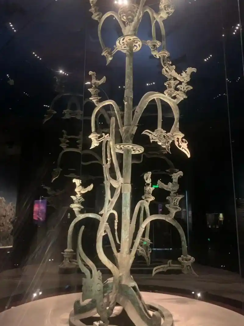 三星堆通天神树,上面有9只金乌神鸟,是古蜀国人根据"十日传说"制造的