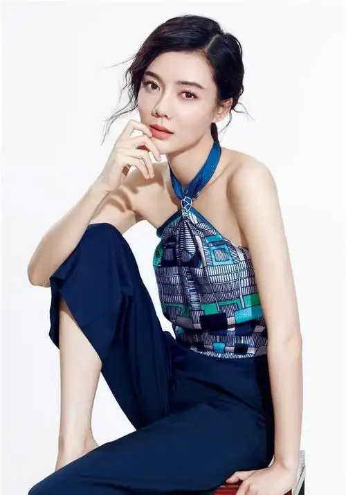 国家一级演员之女, 被冯小刚捧红, 嫁山西首富2年被弃, 今成这样