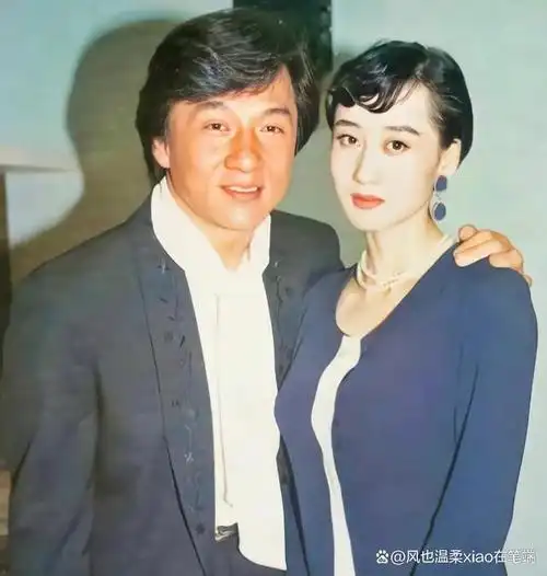 很多人说赌王幺女何超欣和利智长得很像主要是眼睛和鼻子特别像