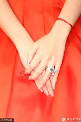 红裙现身台北归宁宴 安以轩和老公甜蜜拥吻