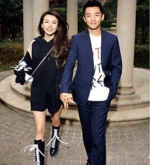 新浪娱乐讯 9月2日,郑恺老婆苗苗在个人社交平台分享了一组夫妻俩甜蜜