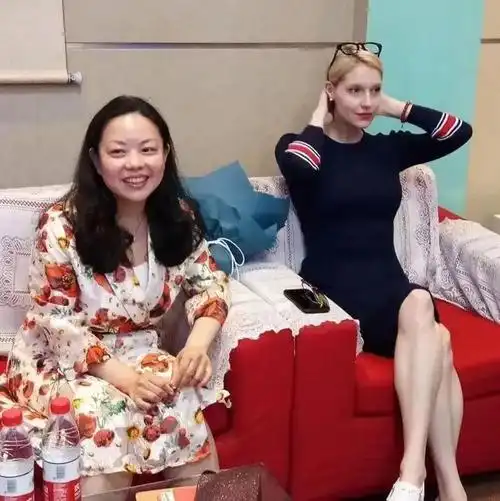 撒贝宁老婆花期太短身材发福早不洋气了跟普通家庭妇女无异