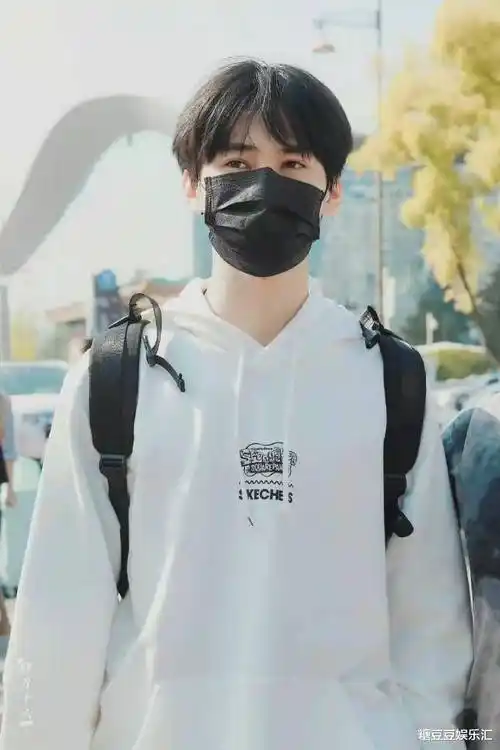 时代少年团入学照上热搜,丁程鑫素颜好低调,张真源一眼就能认出来