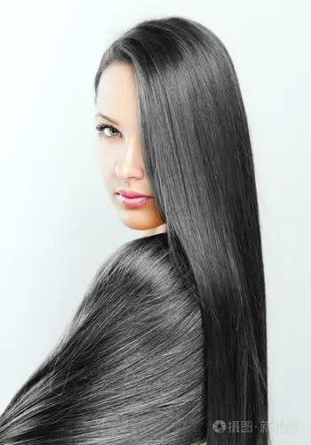 头发美丽的黑发女孩健康的长头发