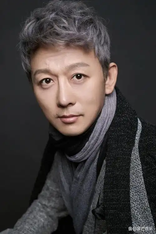 近日,内地知名男歌手洛一发行最新原创单曲《痴情的锁链》,该歌曲在