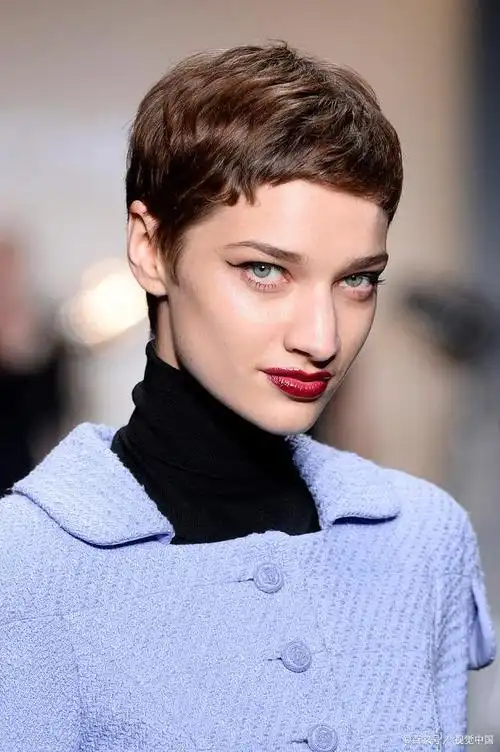 50岁女人显年轻的短发发型?