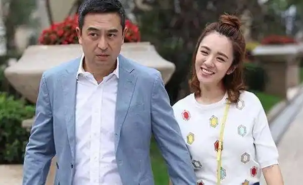 把张嘉译的嘴吻肿,胡歌还亲过她的脚,如今靠实力走红_王晓晨_合作