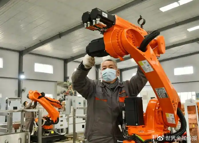 工信部钢花飞舞传统工业转型升级稳健前行