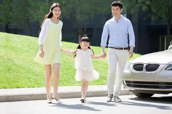 快乐的三口之家手牵手走路