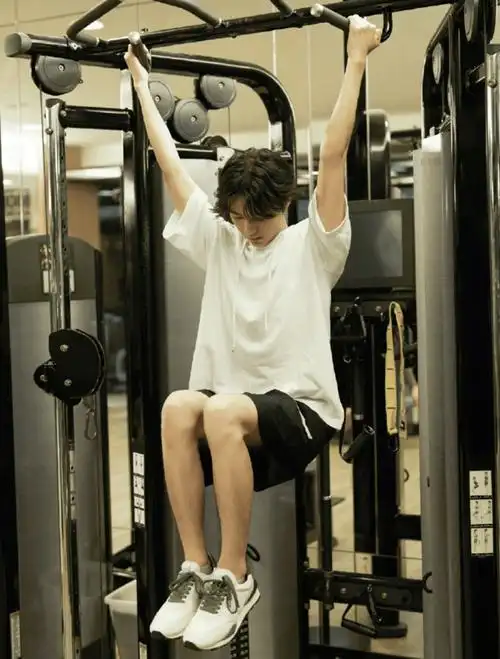 王俊凯现身健身房身材疑似发福肿胀网友灯光导致图片变形