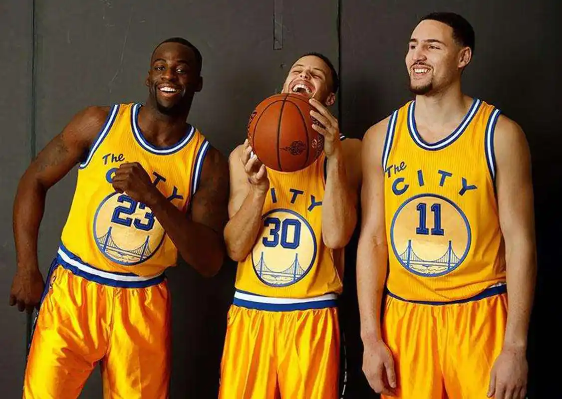 所以勇士队的球迷也没必要怨天尤人,毕竟你们都已经统治联盟五年了,该