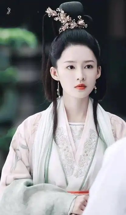 近日李沁官宣出演新电视剧《七夜雪》,被大家评论为天选薛紫夜!