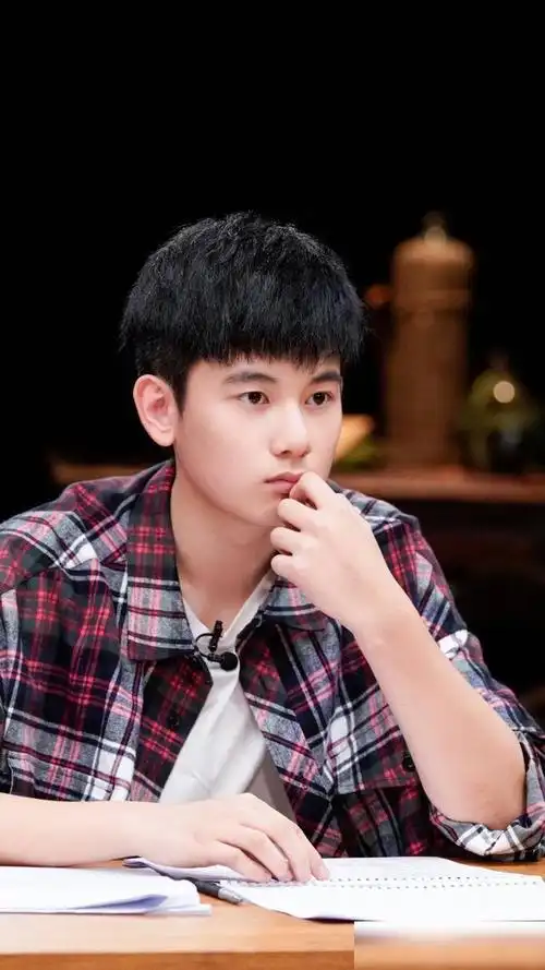 演员胡先煦,童星出道,演技出众,请看帅气少年的写真照