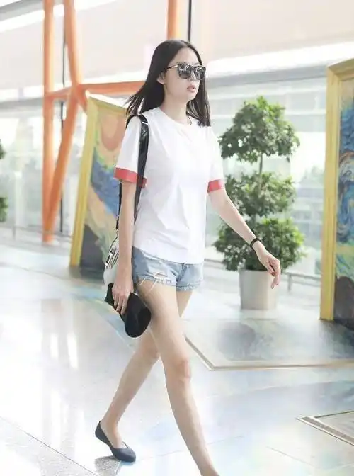 原创原创182的张梓琳腿是有多长机场照双腿戳出屏幕不给别人留活路