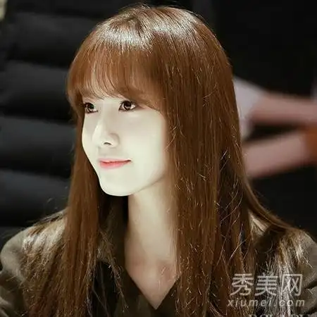 浅棕色系的染发在灯光下十分靓丽抢眼,让刘海显得更加轻薄,充满空气