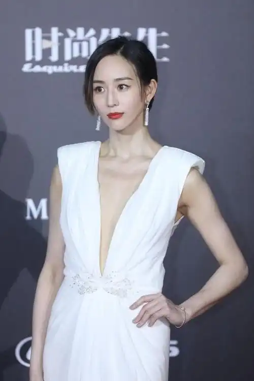 张钧甯身材"没料"也要秀,白色长裙领子都开到胃,看着挺大胆|裙子|礼服