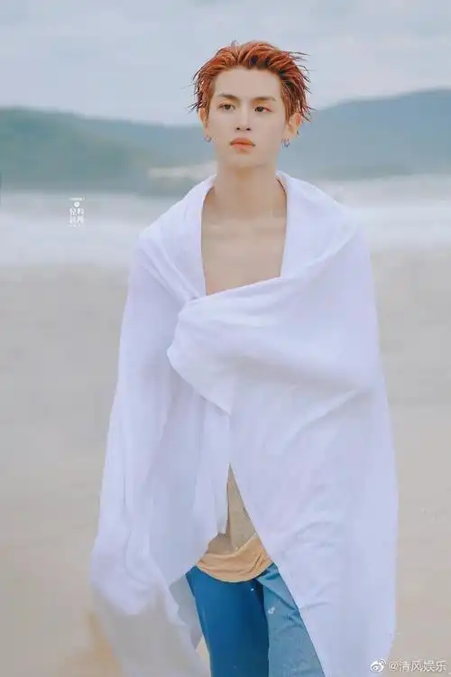 黄明昊海边湿发浴巾杀